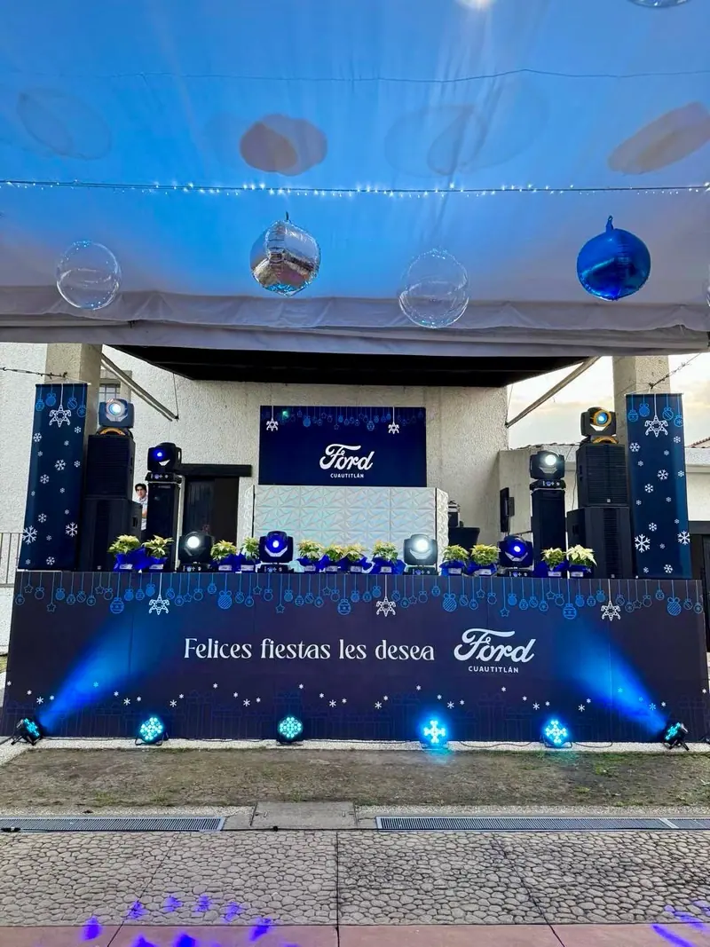 Escenario iluminado para una celebración corporativa de fin de año