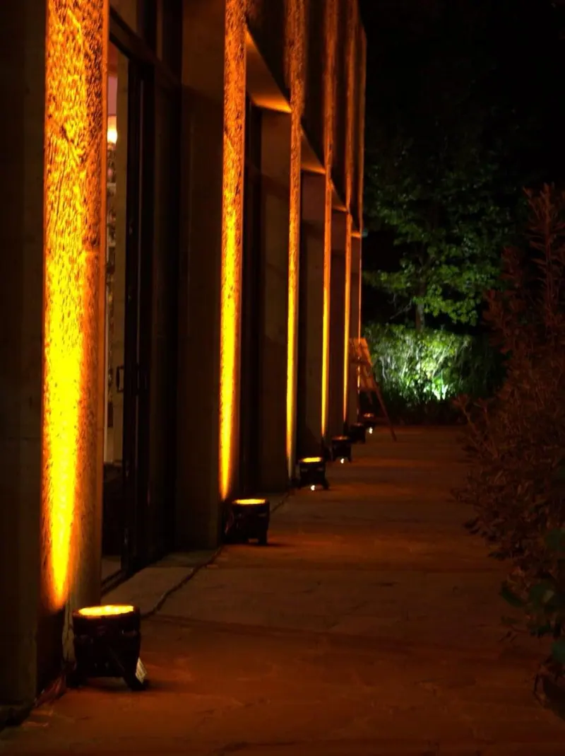 Iluminación ámbar sobre una fachada de noche